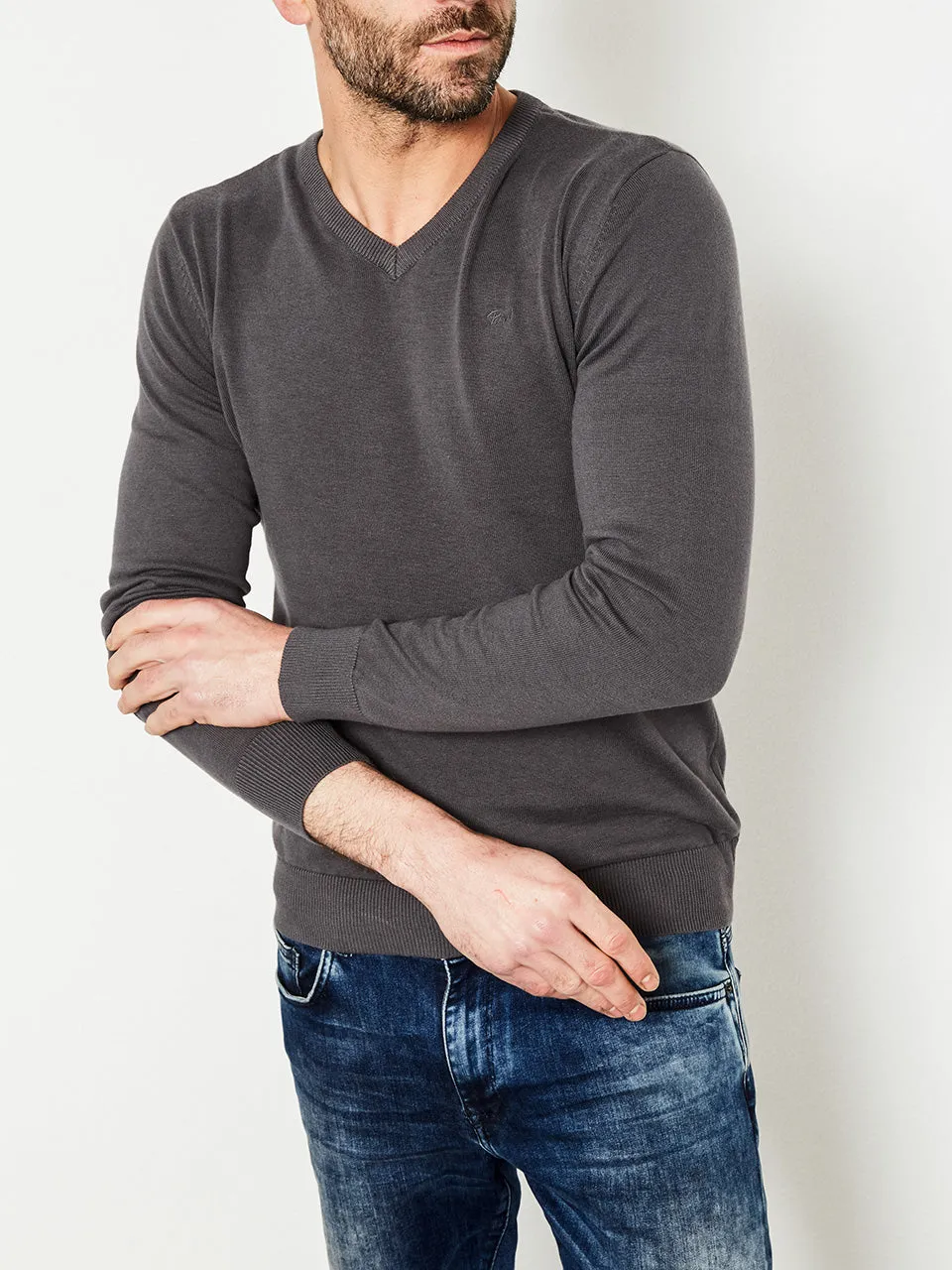 Essential Basic V-neck Jumper