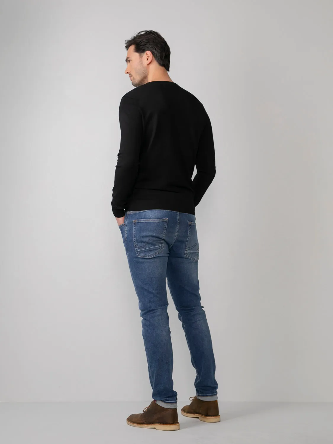 Essential Basic V-neck Jumper