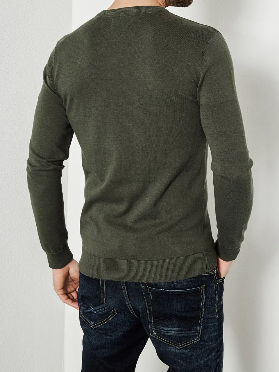 Essential Basic V-neck Jumper