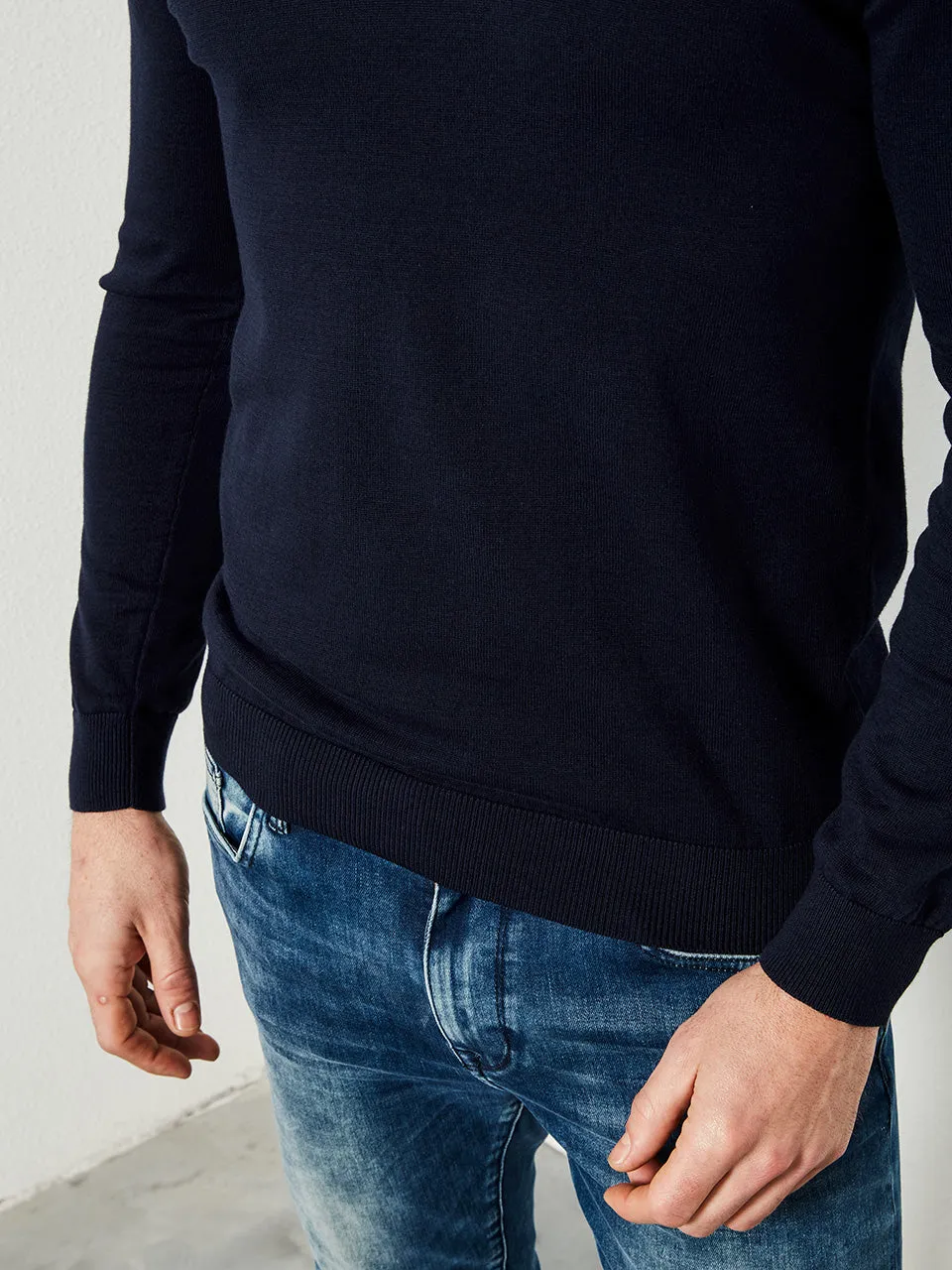 Essential Basic V-neck Jumper