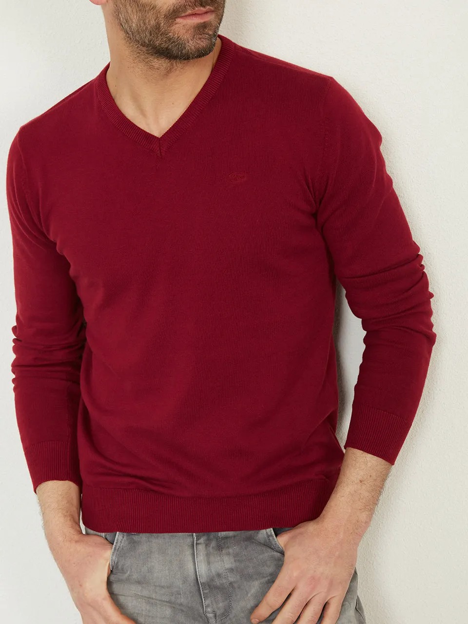 Essential Basic V-neck Jumper