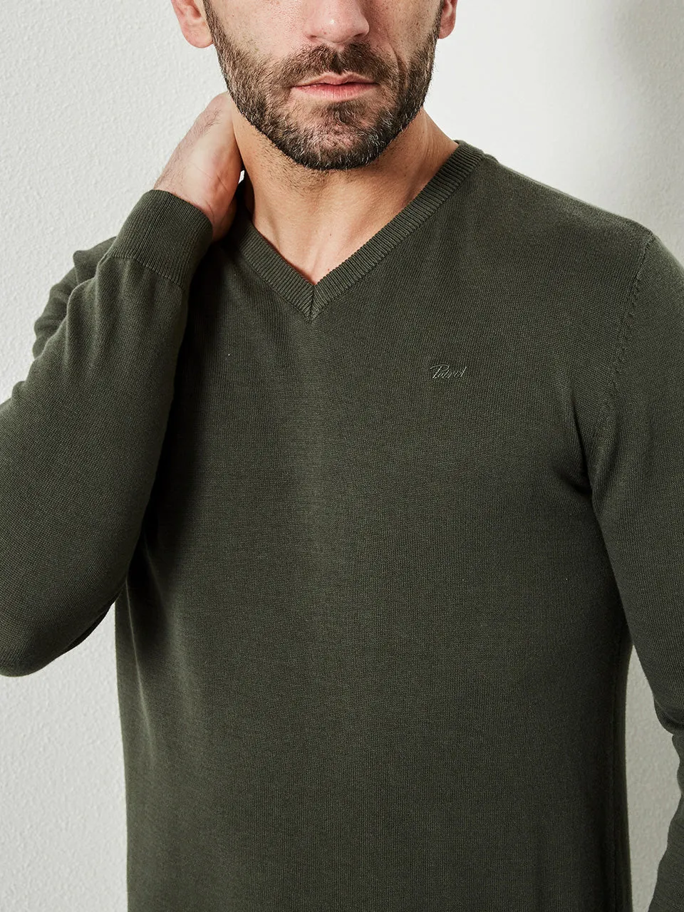 Essential Basic V-neck Jumper