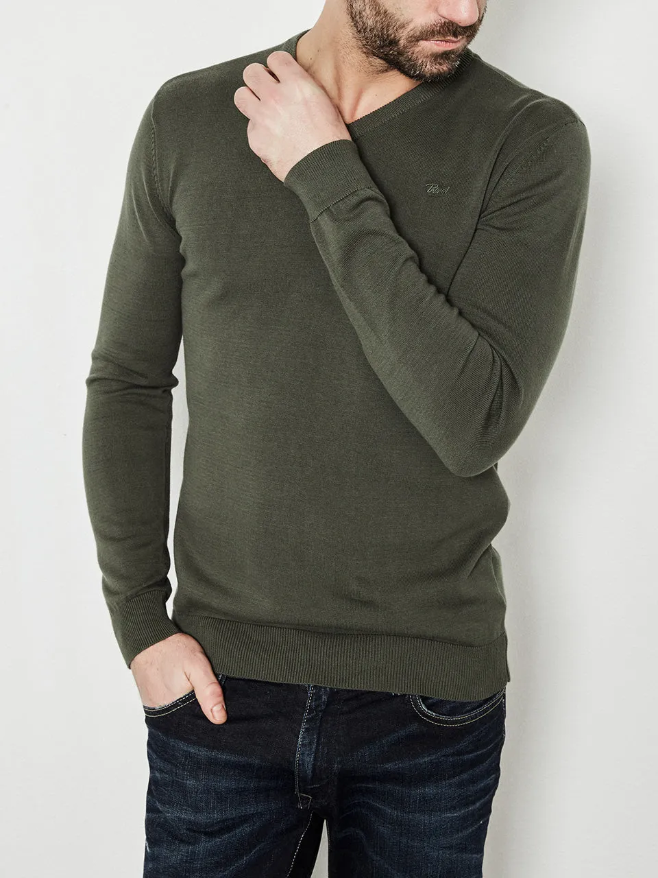 Essential Basic V-neck Jumper