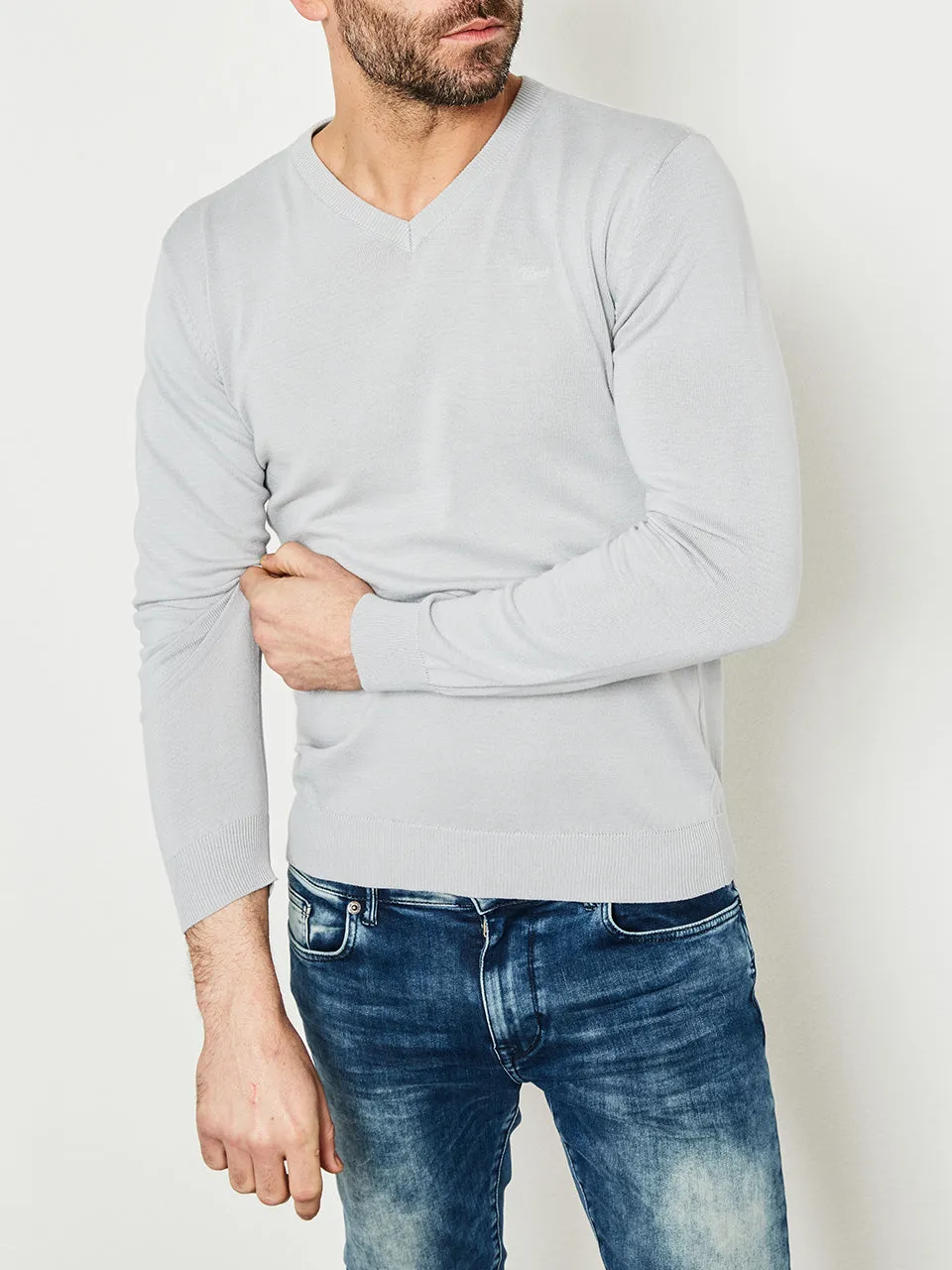 Essential Basic V-neck Jumper